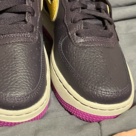 Nike Air Force 1 Low Sz 3.5 Y Style: DX5805-500 EUC Purple/Black - Picture 9 of 12